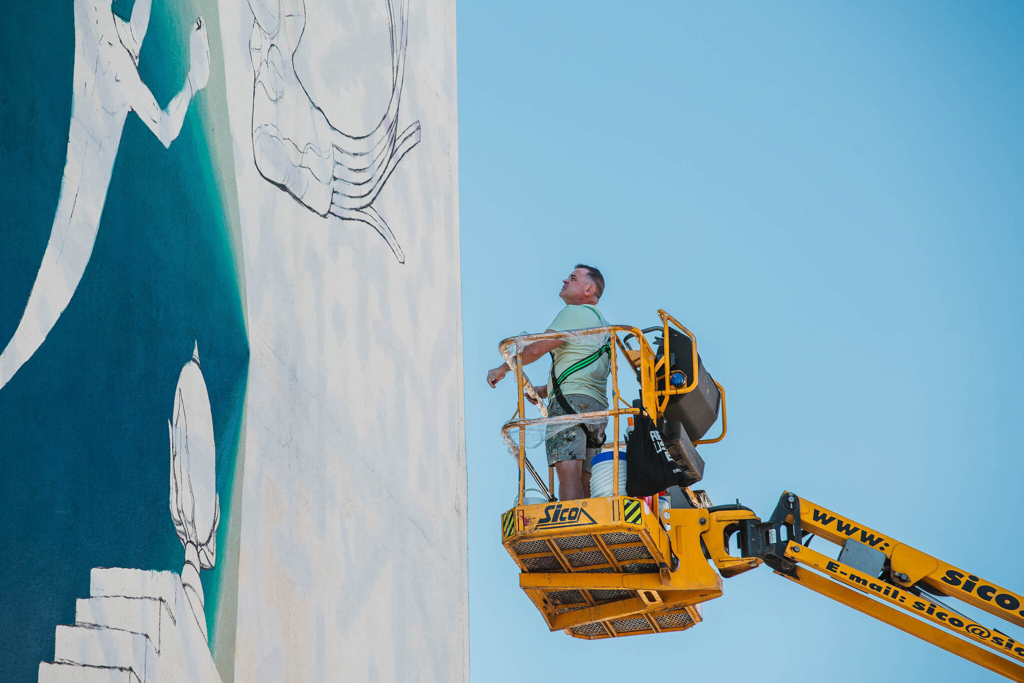 Aec Interesni Kazki maluje mural v rámci street art festivalu Wall Street
