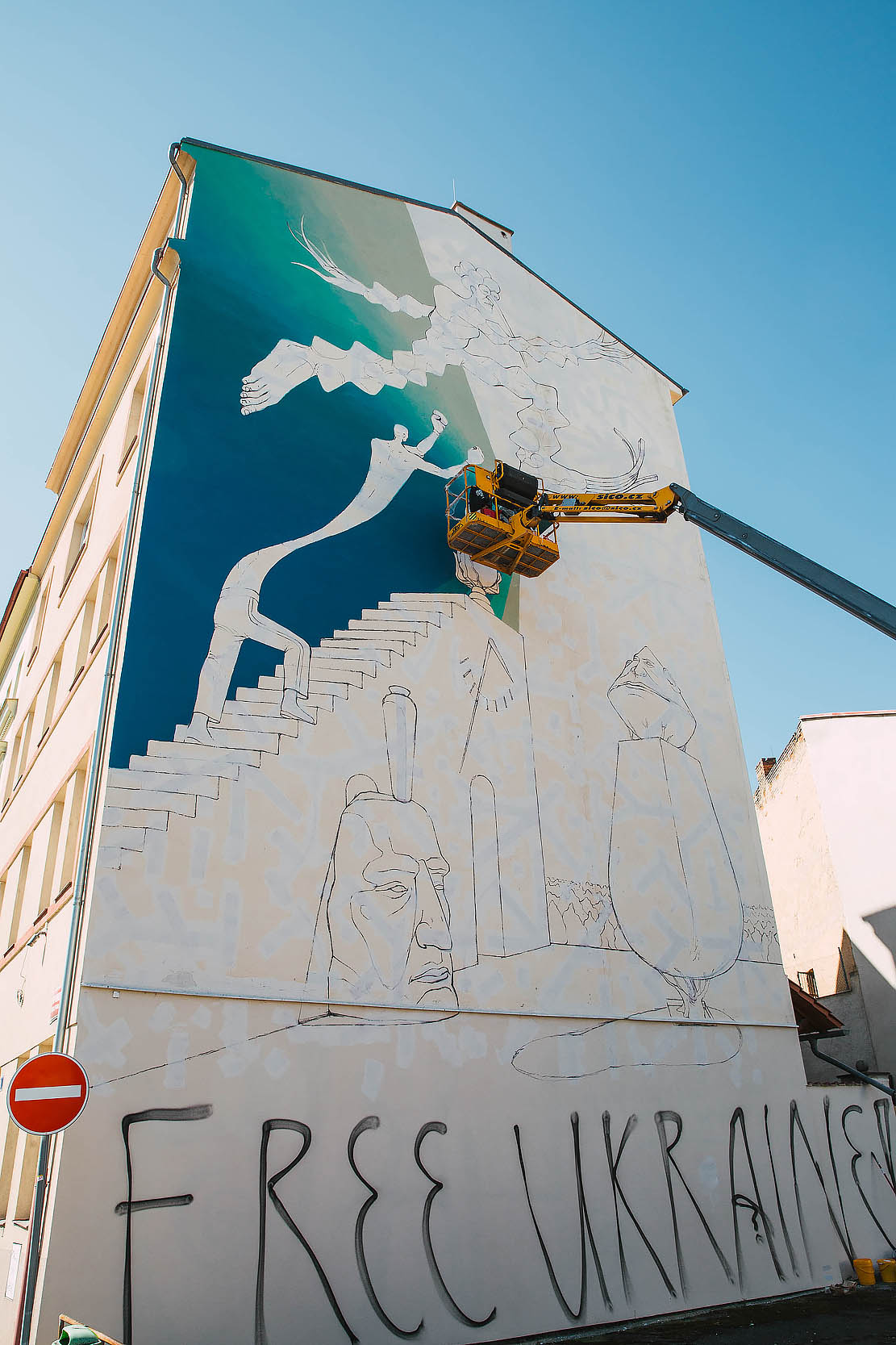 Aec Interesni Kazki maluje mural v rámci street art festivalu Wall Street