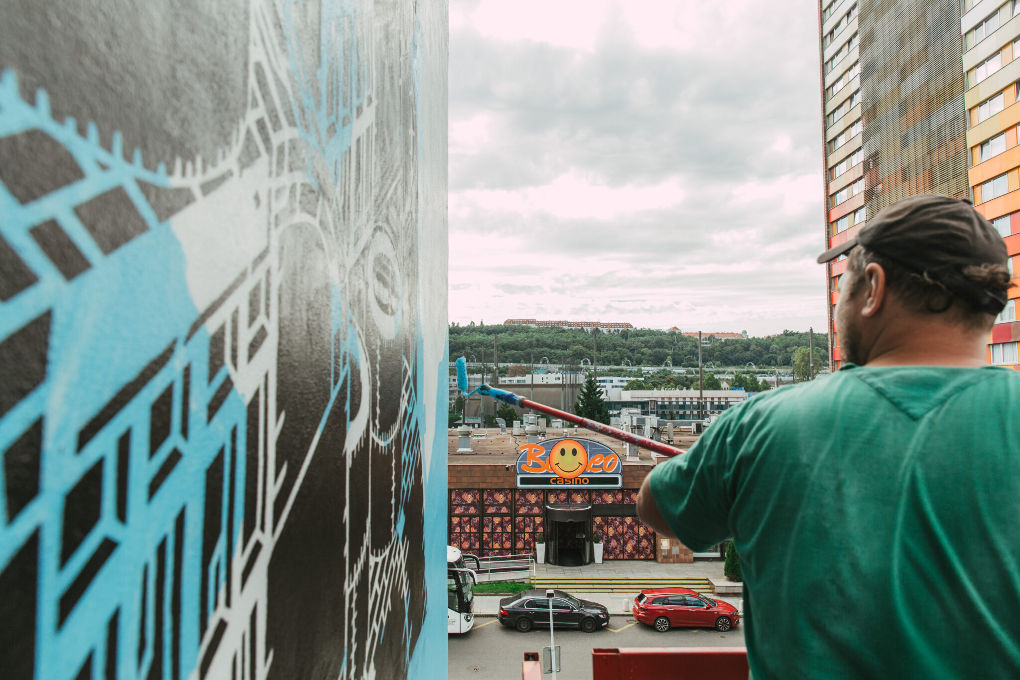 M-City maluje mural v rámci street art festivalu Wall Street