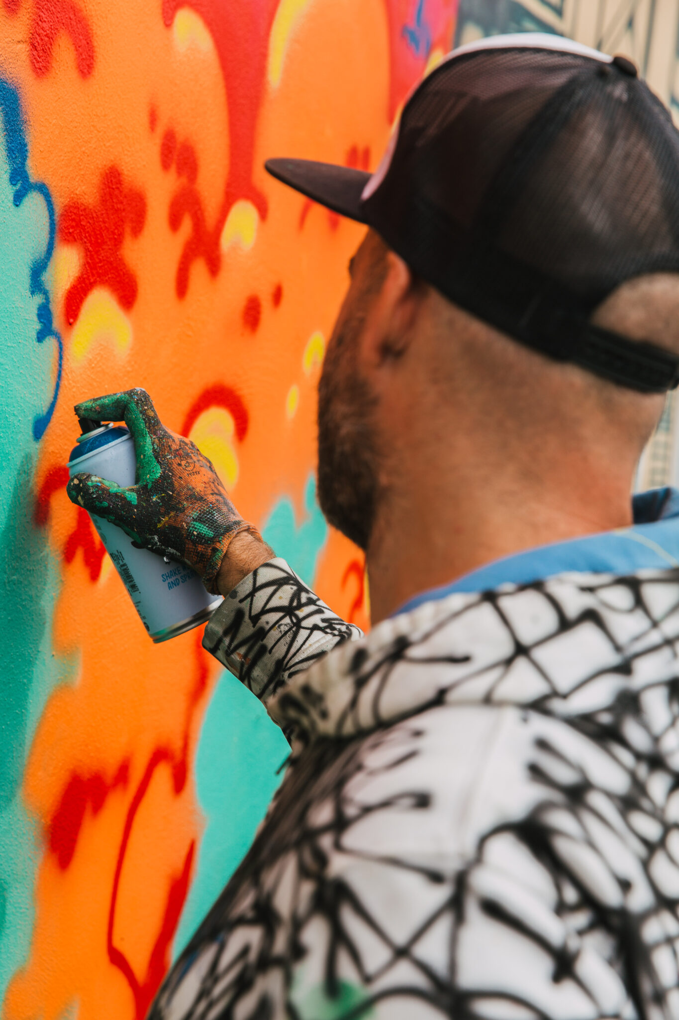 Michal Škapa maluje mural pro street artový festival Wall Street.