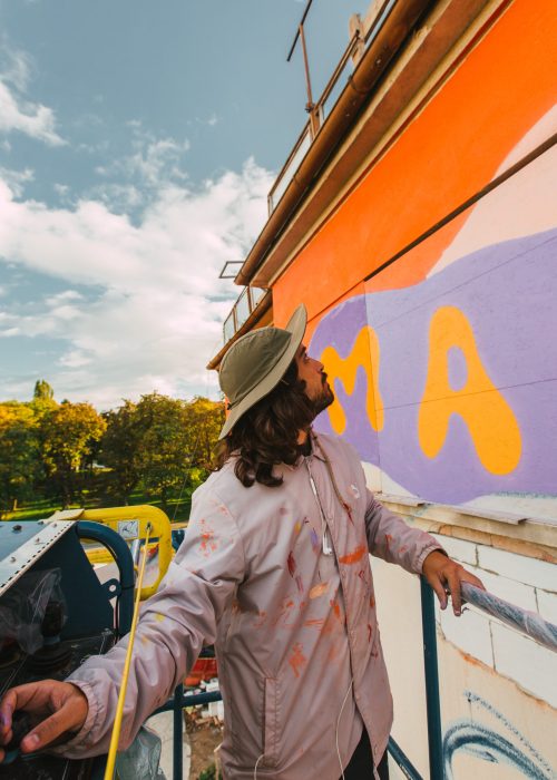 Gorka Gil maluje svůj mural v rámci street art festivalu Wall Street Prague