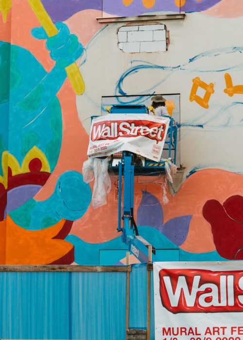 Gorka Gil maluje svůj mural v rámci street art festivalu Wall Street Prague